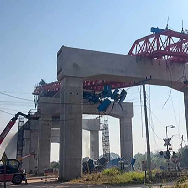 Kran stürzte in Thailand auf Zug