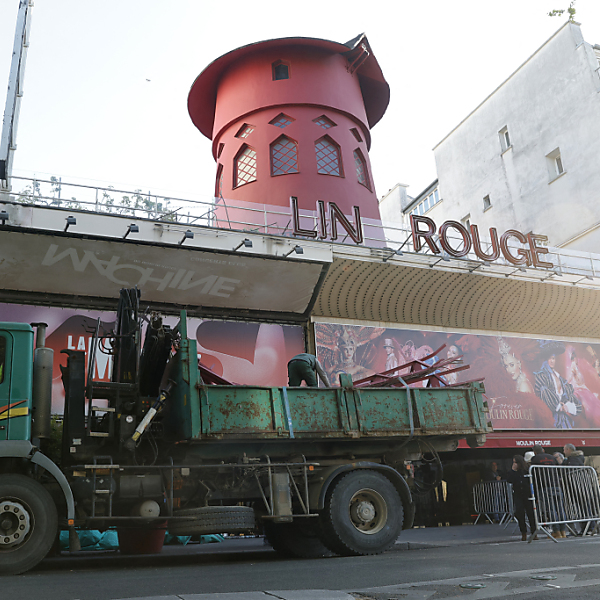 Flügel von Windmühlen beim berühmten Pariser Moulin Rouge abgestürzt