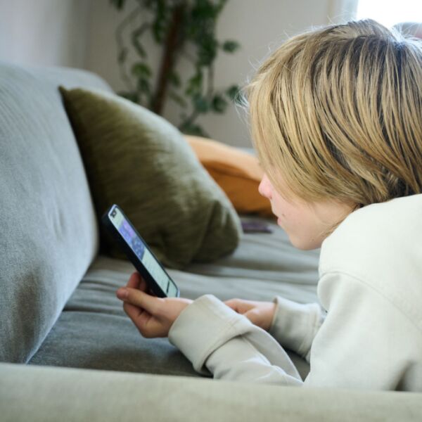 Viel Bildschirm-Zeit bei Kindern steigert Risiko für Krankheiten