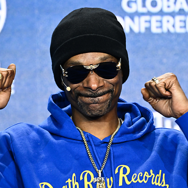 Rapper Snoop Dogg trägt olympische Fackel