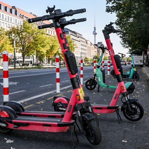 Eine Tote bei Zusammenstoß zwischen E-Scootern und Auto