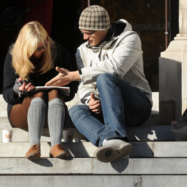 Junge Menschen ziehen meistens bis Mitte 20 aus