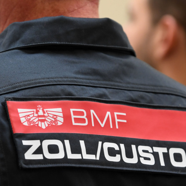 Zoll entdeckte am Wiener Flughafen 25.000 Tabletten in Sporttaschen