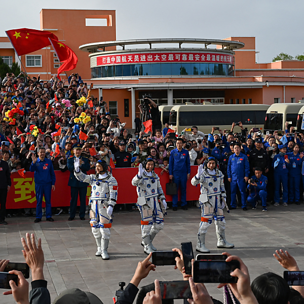 3 Astronauten in chinesischer Raumstation gelandet