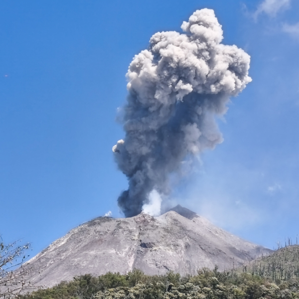 10 Kilometer hohe Asche-Säule nach Vulkanausbruch in Indonesien