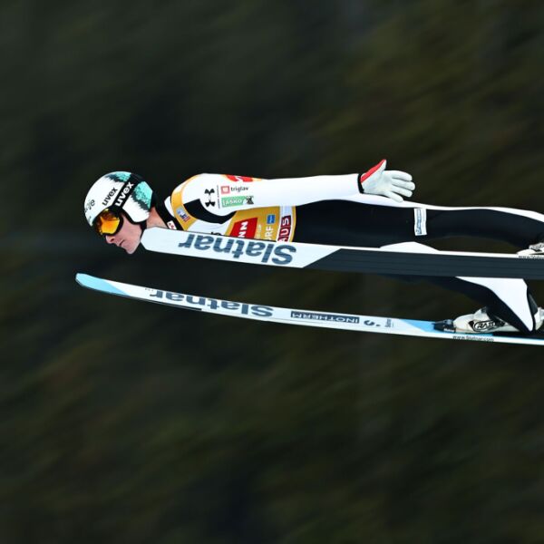 Favorit Domen Prevc gewinnt 1. Springen der Vierschanzen-Tournee